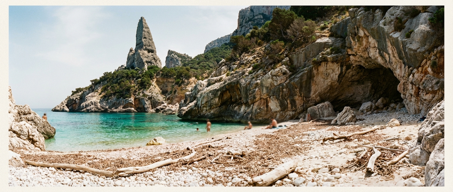 Hotel Soleado na Sardínii pri pláži s bielym pieskom a tyrkysovým morom v meste Alghero