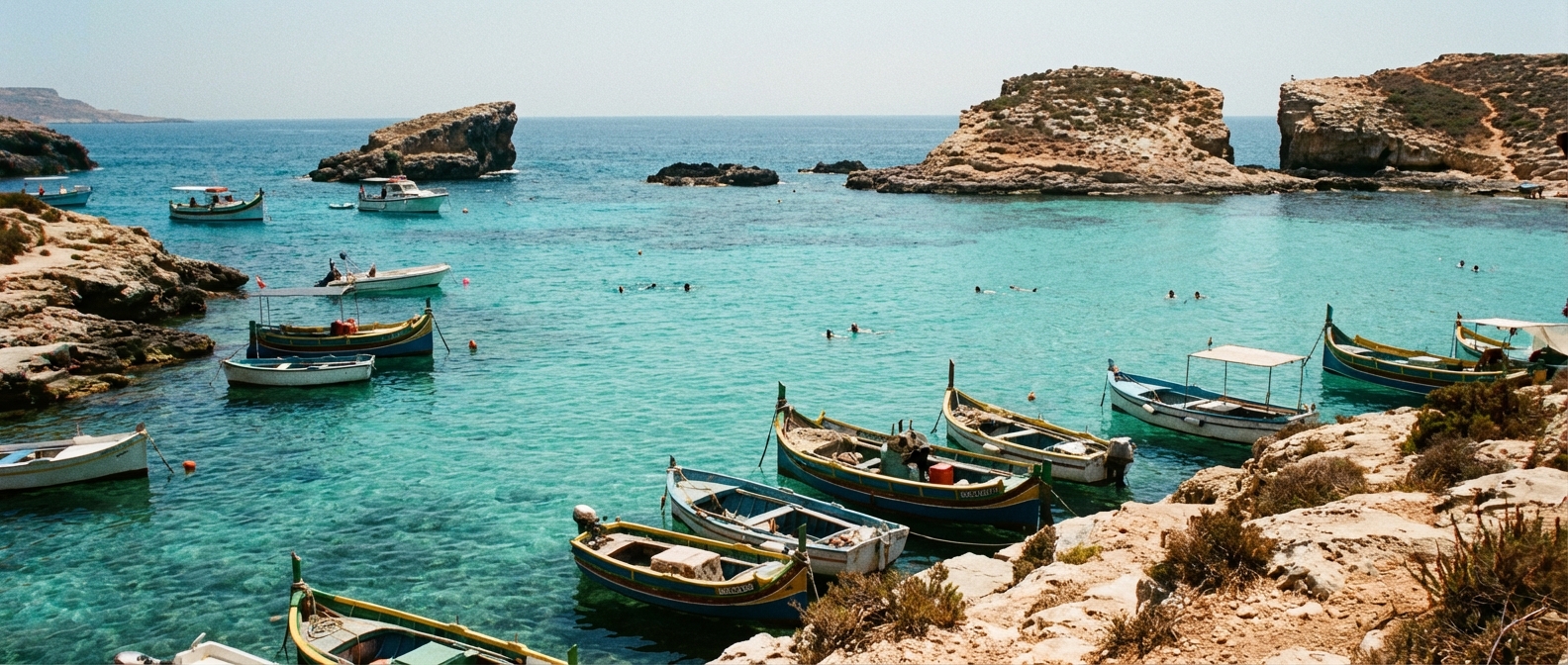 Výhľad na azúrové more a historické pamiatky počas dovolenky na Malte v hoteli Mr. Todd